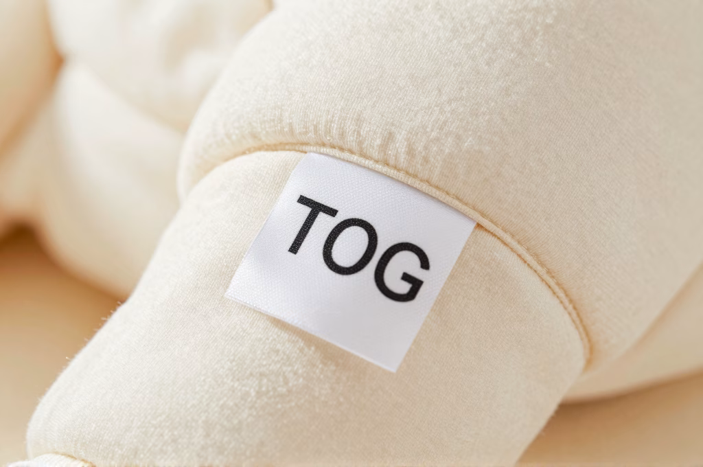 Gros plan sur étiquette TOG d'une gigoteuse bébé