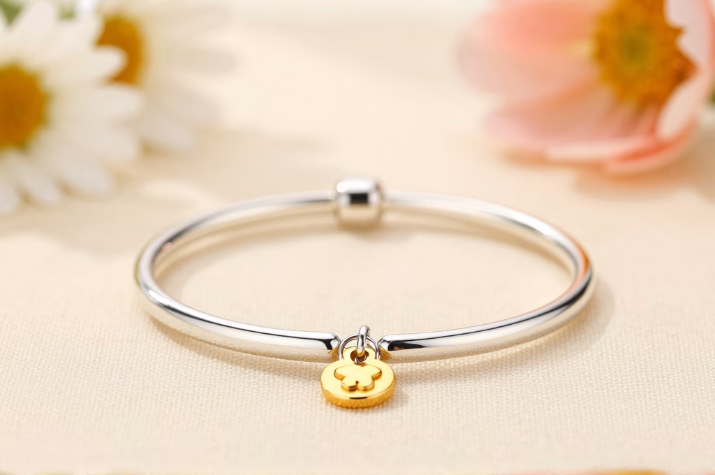 Bracelet de bapteme personnalise en argent sterling avec charm dore sur tissu lin creme